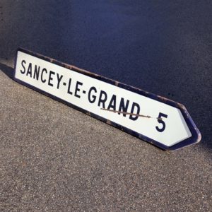 Sancey-le-Grand flèche directionnelle de signalisation routière année 1974. Longueur 158cm, en tôle émaillée. Fabricant signaux Girod.