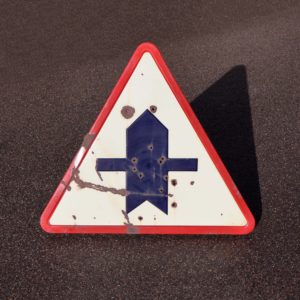 Panneau triangulaire de danger. Intersection avec une route sans priorité / Intersection à priorité ponctuelle. Triangulaire patiné, daté 1968.