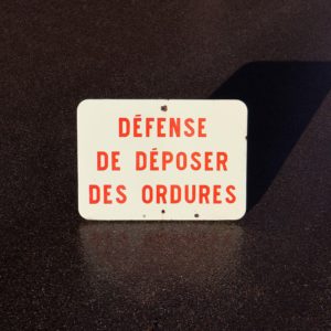 défense de déposer des ordures panneau de signalisation en tôle émaillée. Fond beige, et écriture rouge. Daté de 1968, et fabriqué par Paval.