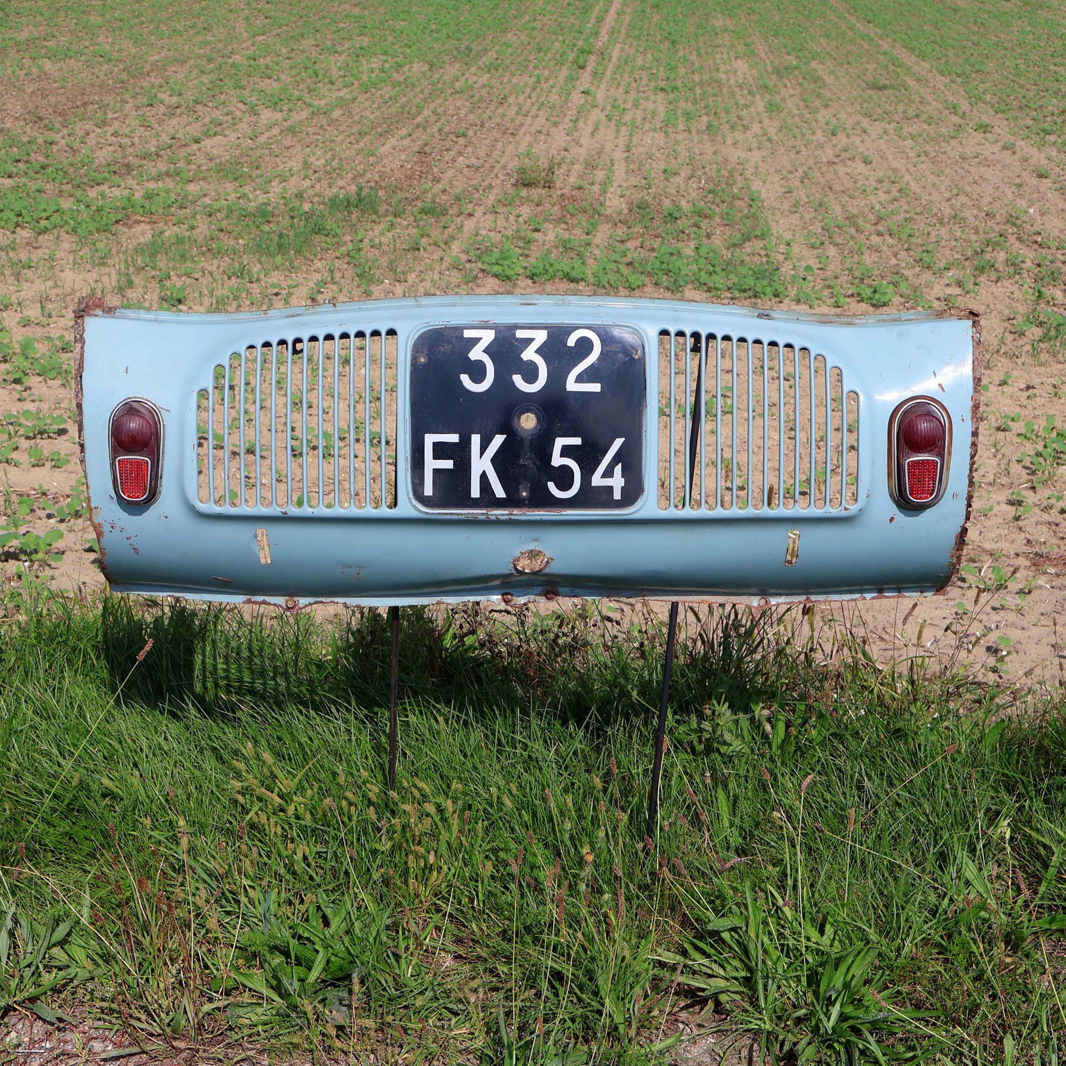 Face arrière de Renault Dauphine couleur bleu azur. Pour déco murale. Look garage vintage des années 1950. Possibilité de l'illuminer en Led.