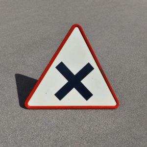 panneau routier triangulaire danger croisement. Triangulaire, en tôle émaillée. Fabricant René Gaillard, et daté de 1973.