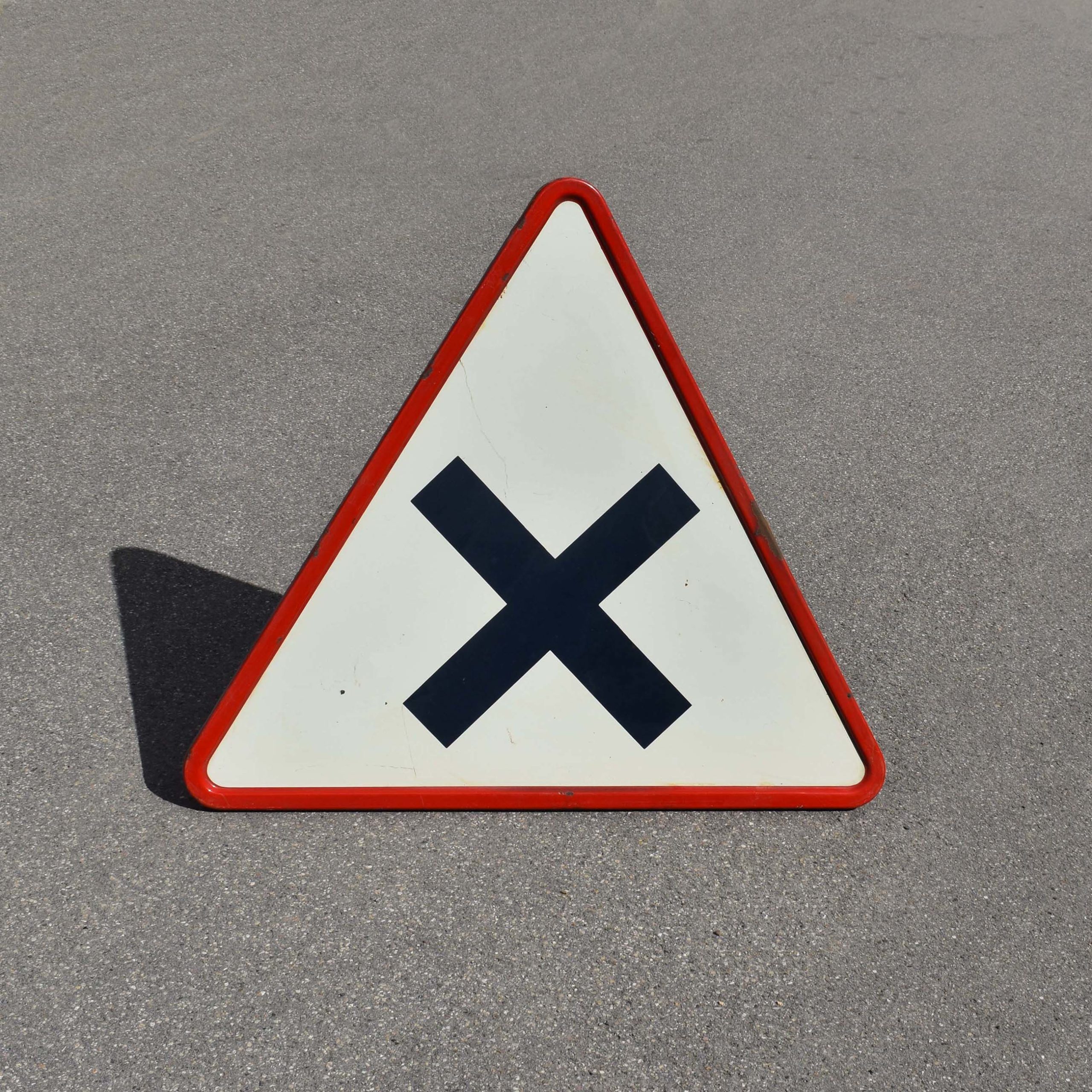 panneau routier triangulaire danger croisement. Triangulaire, en tôle émaillée. Fabricant René Gaillard, et daté de 1973.