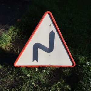Panneau routier Français en tôle émaillée vintage. Daté de 1965. Virages multiples. Signalisation de danger triangulaire. Émaillé, fabriqué par René Gaillard.