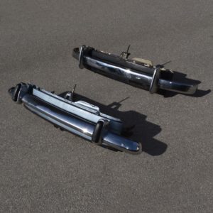 Pare-choc arrière de Fiat 600 pièces détachées d'origine. Avec jupe en tôle de la face arrière. Et pare-choc chromé avec butoirs bananes.