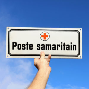 plaque émaillée de poste de samaritain Suisse, bombée des années 1930.