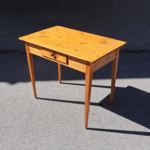 Ancienne petite table rectangulaire en sapin teintée naturel. Format 90x58cm, et hauteur 75cm. Avec un tiroir. Époque vers 1900.