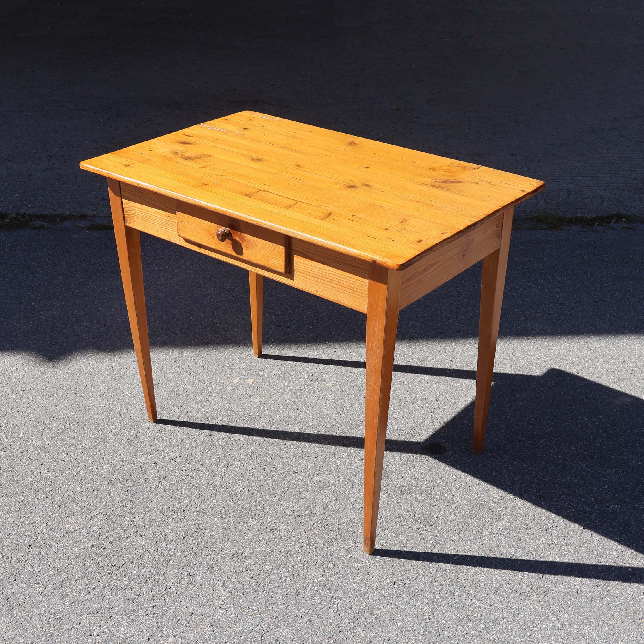 Ancienne petite table rectangulaire en sapin teintée naturel. Format 90x58cm, et hauteur 75cm. Avec un tiroir. Époque vers 1900.