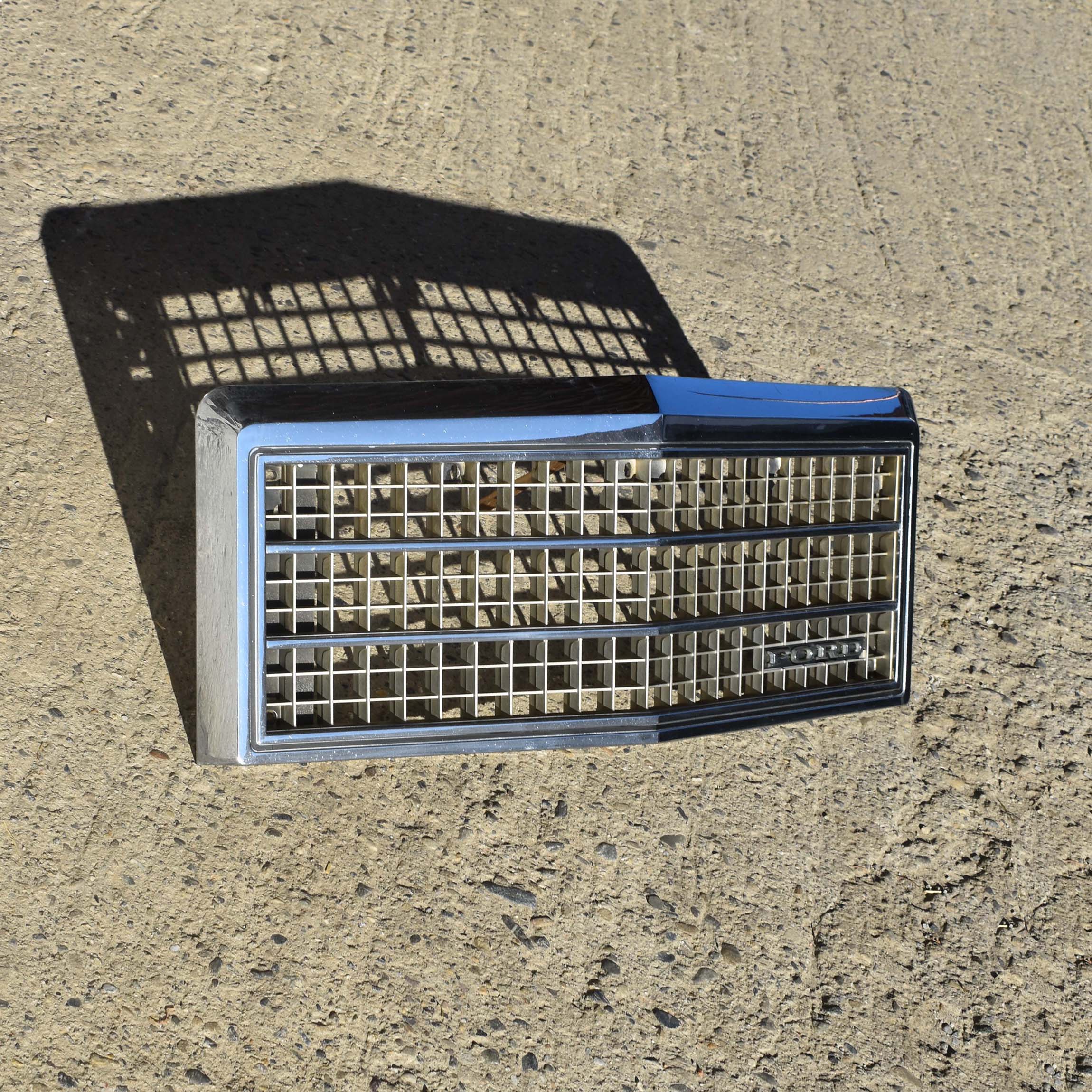 Calandre chromée de Ford Granada USA 1978 à 80. Pièce détachée d'époque. Chrome grille vintage spare part. Original Ersatzteile Ford Granada.