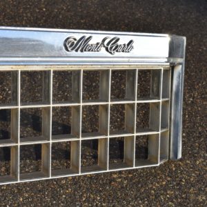 Calandre chromée de voiture américaine Chevrolet Monte-Carlo. Année 1974. Idéal pour déco murale style garage vintage route 66 USA.