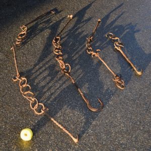 Crémaillère à accroc de cheminée en fer forge 19ème ou antérieur. Pour suspendre un chaudron dans l'âtre. patine rouille.