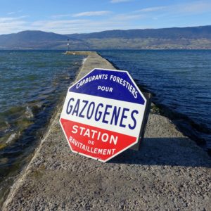 gazogènes plaque émaillée en potence bleu blanc rouge des années 1930 à 40. Carburant forestier gazogène pour les véhicules durant la guerre.