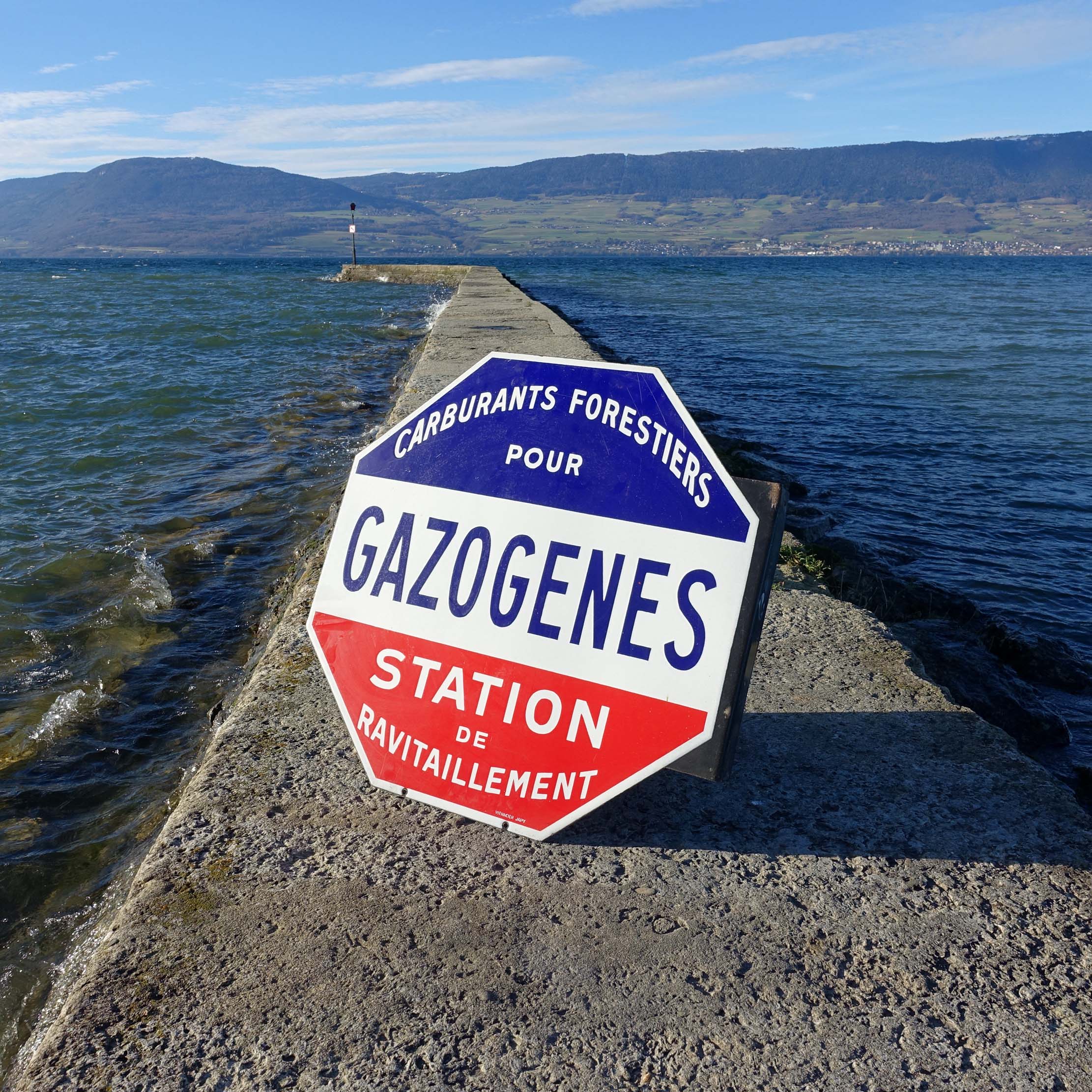 gazogènes plaque émaillée en potence bleu blanc rouge des années 1930 à 40. Carburant forestier gazogène pour les véhicules durant la guerre.