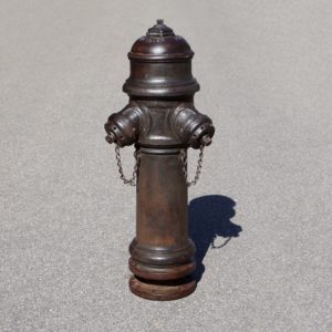 Hydrante Suisse bouche à incendie Von Roll Clus modèle 1914. Décapée fonte brute, légère patine rouille. Avec vernis de protection incolore. Look industriel.