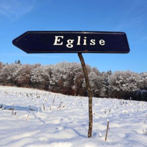 Panneau de signalisation émaillé bleu nuit lettrage blanc, pour indiquer la direction d'une église. Fonte traffic type Luxembourg, pour les monuments historiques.