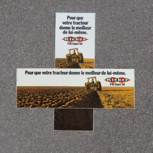 Panneaux publicitaires vintage Kleber V10 Super 50 pneu tracteur. Affichettes en plastique datées de 1971. Idéal pour collectionneur de tracteur.