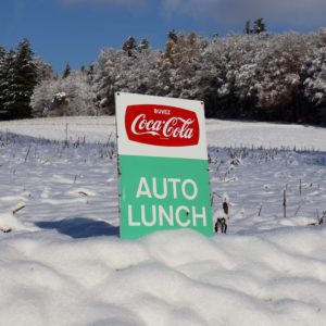 plaque émaillée buvez Coca-Cola inscription auto lunch sur fond vert turquoise. De fabrication Suisse vers 1960.