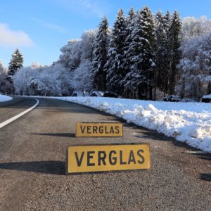 Verglas 2 panneaux routiers attention. Bandeaux en tôle peinte. Avec revêtement réfléchissant. Signalisation routière vintage patinée.