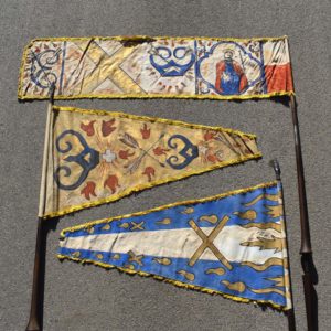 3 vieux oriflammes peints à la main, sujets médiévaux et religieux. Drapeaux triangulaires, et rectangulaires. Pour procession, ou spectacle de théâtre.