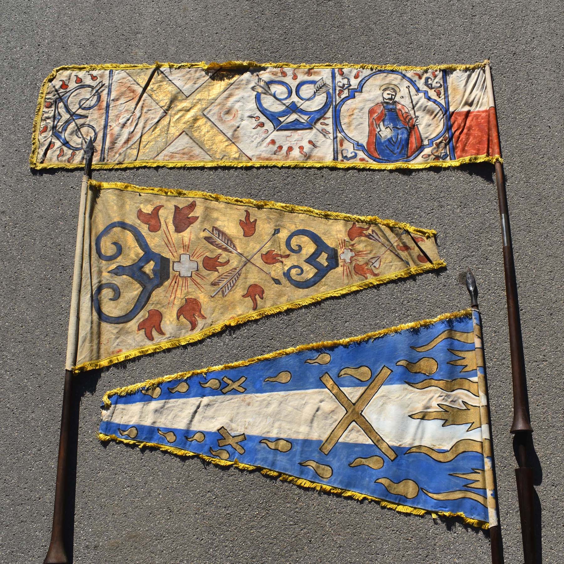 3 vieux oriflammes peints à la main, sujets médiévaux et religieux. Drapeaux triangulaires, et rectangulaires. Pour procession, ou spectacle de théâtre.