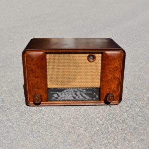 Ancienne radio de marque Trialmo année 1954, de fabrication Suisse. Caisse en bois, avec plaquage de ronce de noyer.