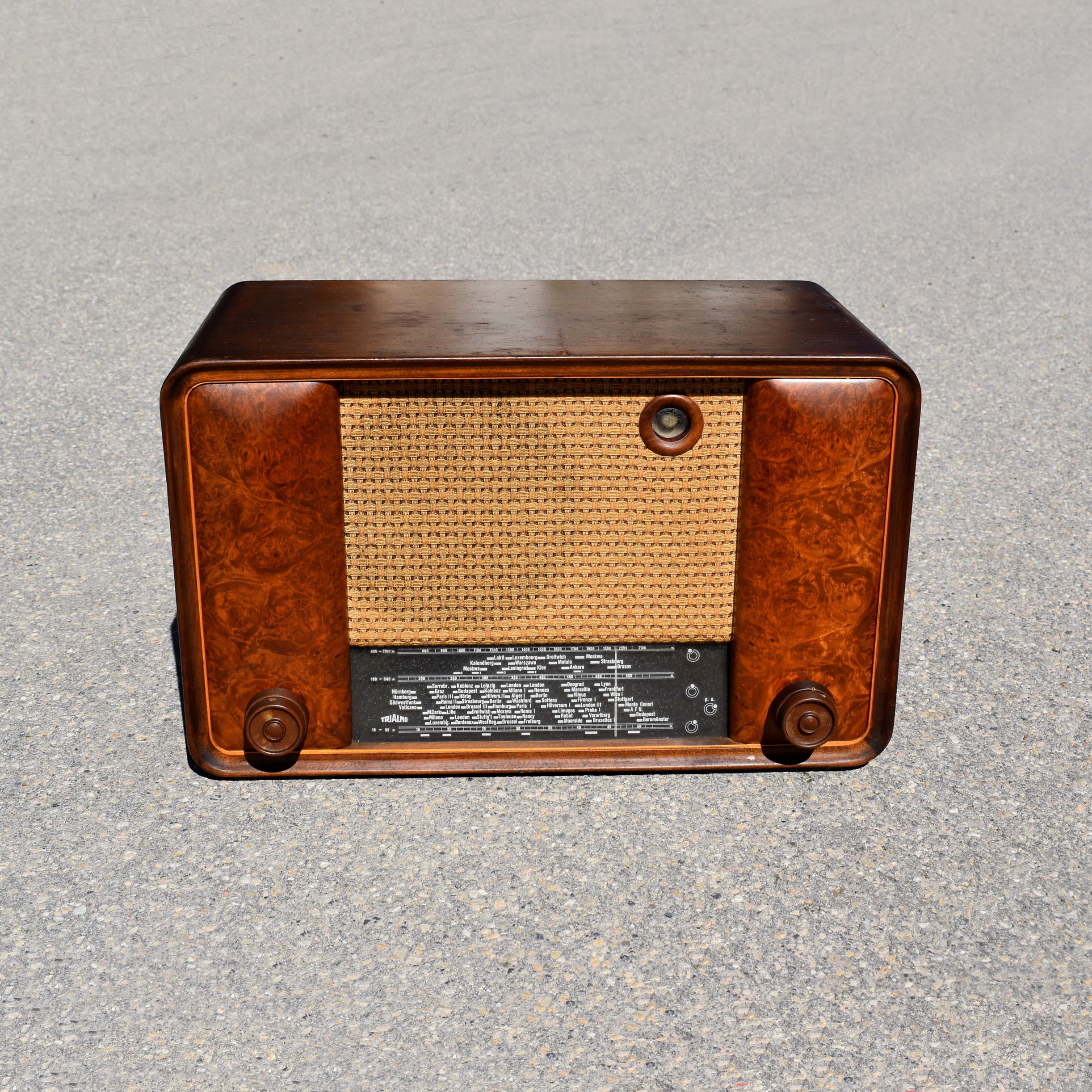 Ancienne radio de marque Trialmo année 1954, de fabrication Suisse. Caisse en bois, avec plaquage de ronce de noyer.