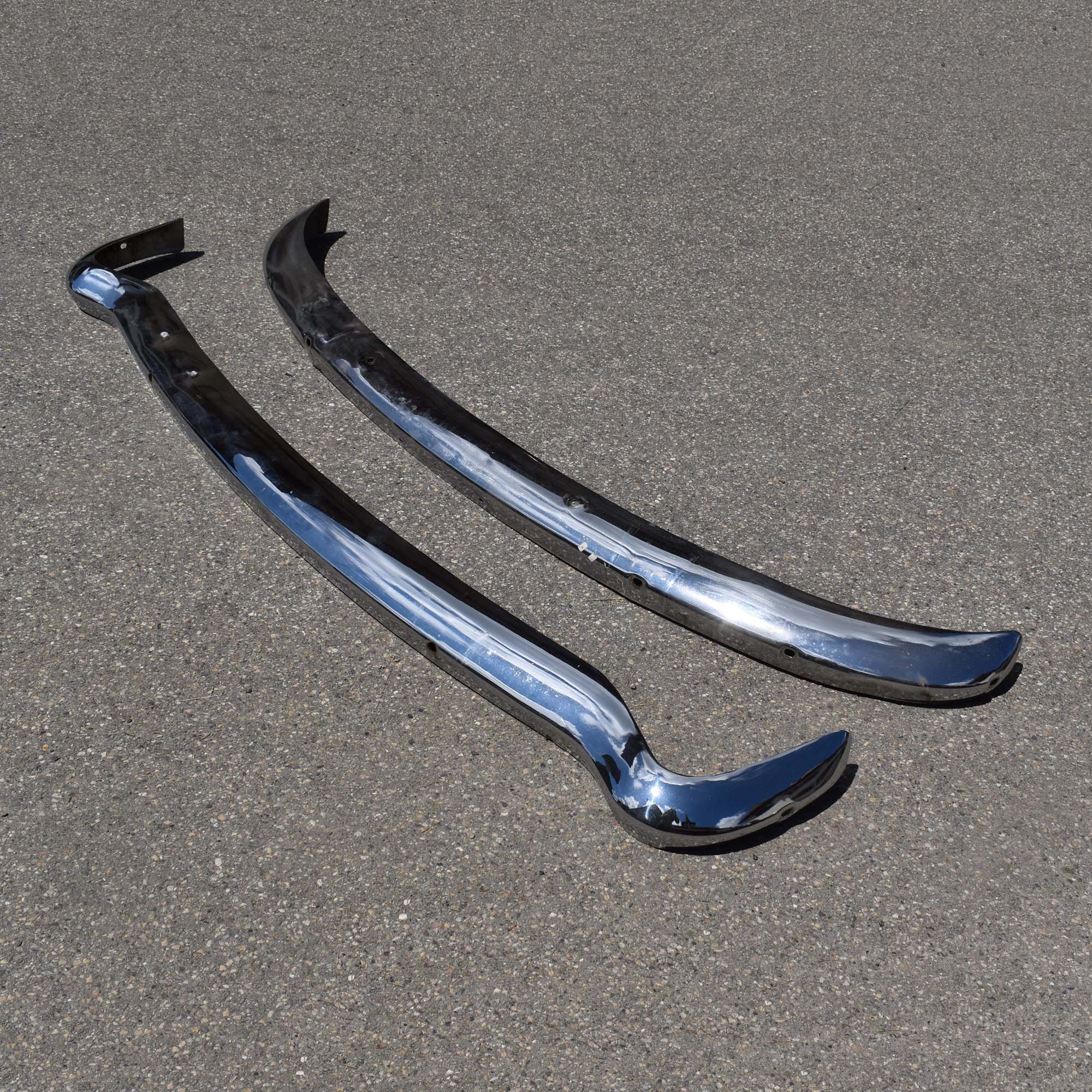 Pare-choc MGB GT avant et arrière used bumper parechocs. Pièces détachées d'époque. Gebraucht Stossstange Ersatzteile 1960-70 MGB-GT.