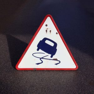 plaque émaillée panneau attention au verglas année 1953. Avec illustration pictogramme d'une voiture des années 1950 qui glisse. Fabricant René Gaillard.