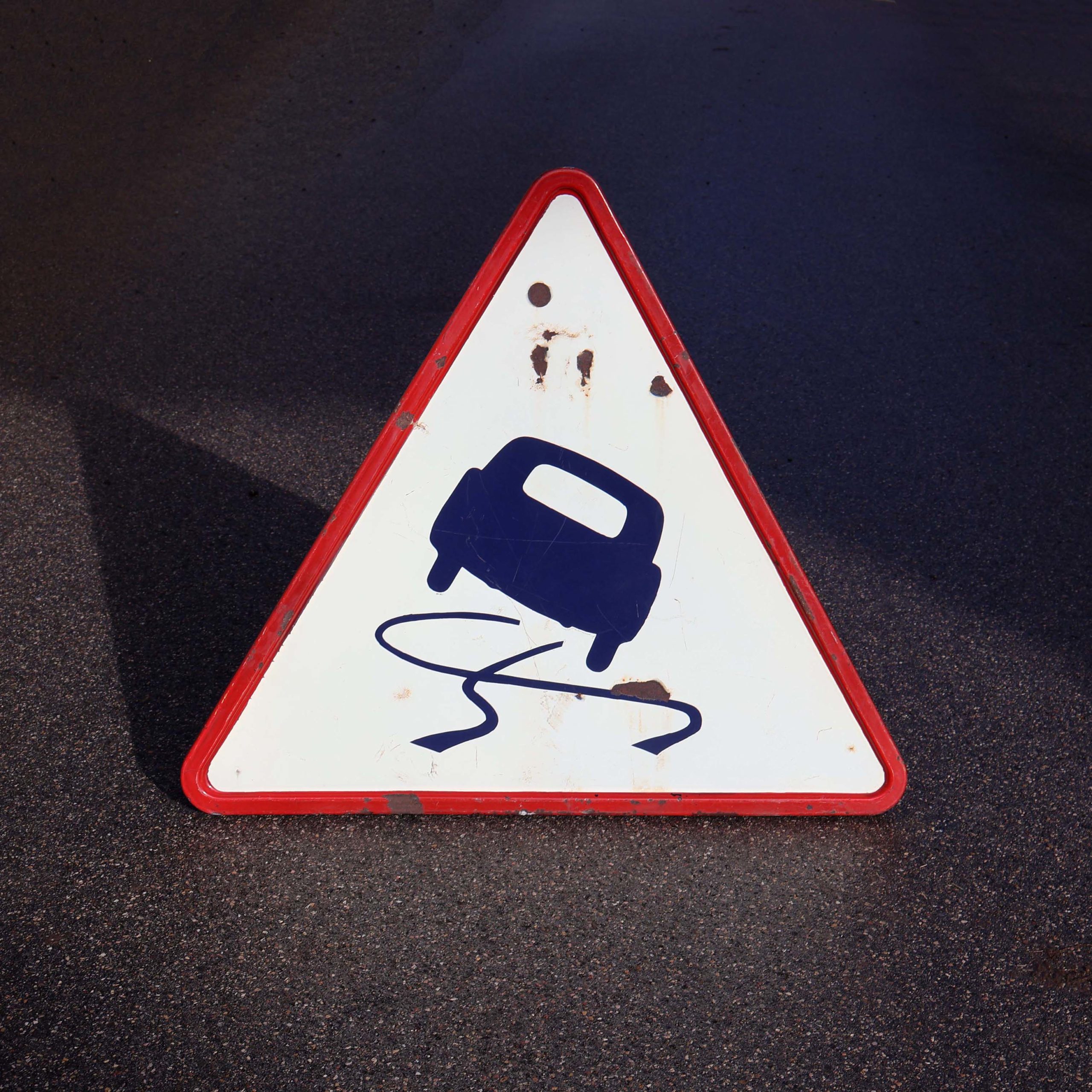 plaque émaillée panneau attention au verglas année 1953. Avec illustration pictogramme d'une voiture des années 1950 qui glisse. Fabricant René Gaillard.
