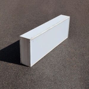 caisson lumineux d'occasion. Simple face de forme rectangulaire, avec plexi blanc vierge, pour mettre votre logo