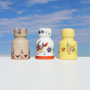 Peinture artisanale sur porcelaine. Avec petits isolateurs électriques comme support