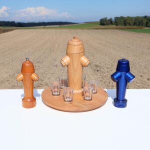 Service à liqueur / alcool. Ainsi que des moulins à poivre. Objets en forme d'hydrante / bouche à incendie Suisse. Modèle 1970 de Von Roll.