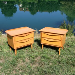 paire de tables de nuit / chevets vintage en bois clair. Avec pieds compas, style de la fin des années 1950, début 60