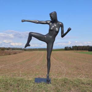 mannequin de vitrine des années 1980. Femme en position de combat. coiffure flattop dans le style de Grace Jones. Label Kyoya Tokyo