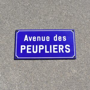 Plaque de rue émaillée, de la ville Suisse de Pully, près de Lausanne. Avenue des peupliers, couleur bleu cobalt.