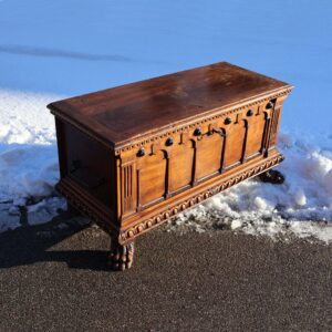 bahut dit Cassone style Renaissance italienne 17ème en bois sculpté copie du 20ème siècle. Coffre italien en bois sculpté avec des pattes de lion.