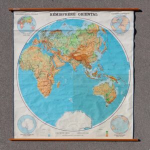 Grande carte scolaire murale de l'hémisphère oriental. D'école Suisse romande, des années 1960. Éditée par Kümmerly et Frey.