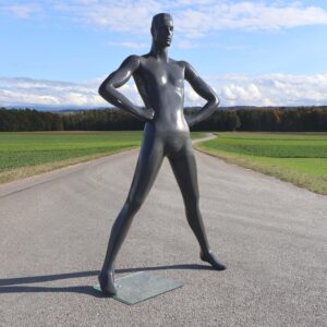 homme mannequin de vitrine des années 1980. Penché en arrière, bras et mains sur les hanches. Label Japonais PK Kyoya Tokyo