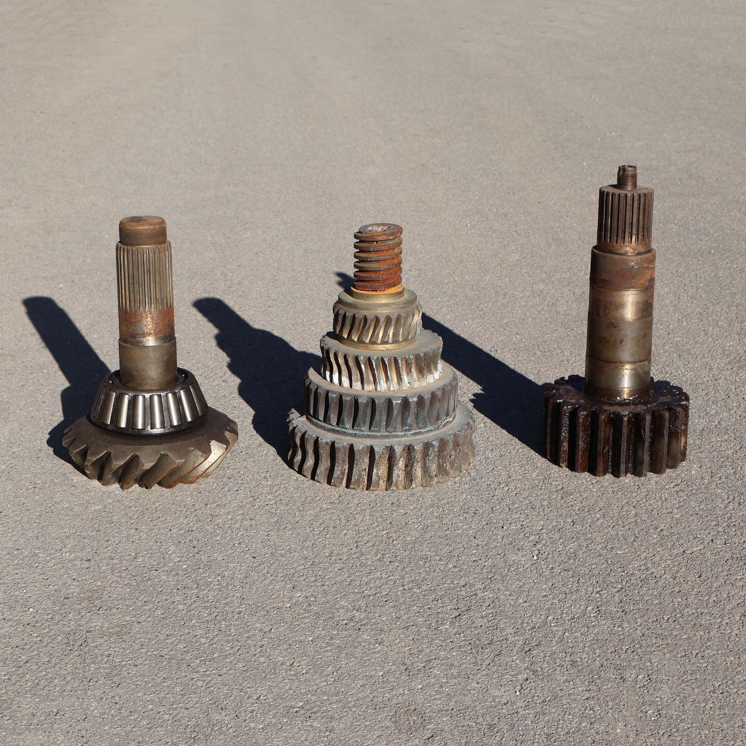 Anciennes roues dentées gros engrenages industriels de machines agricoles ou de chantier. Idéal pour recycler en socle de lampes d'atelier, ou faire de la création indus upcycling.