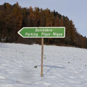 Belvédère parking pique-nique. Flèche de signalisation directionnelle en tôle émaillée, daté de 1978. Écriteau touristique pic-nic, avec le fond vert et lettrage blanc.