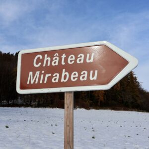 Château Mirabeau, petite flèche de signalisation touristique brune. En tôle émaillée, avec bordure en relief. Fond brun, avec lettrage blanc. Daté de 1978.