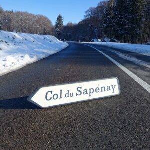 Col du Sapenay panneau de signalisation vintage en tôle émaillée, daté de 1962. Numéro d'agrément N°15, qui correspond au fabricant René Gaillard.