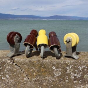 Isolateurs électriques vintage. Bruns et jaunes. Dont un siglé de la manufacture de porcelaine de Rosenthal. Et 2 tendeurs de cables.