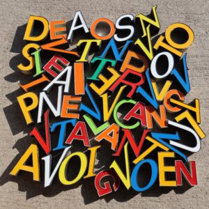 Lettres lumineuses d'enseigne récup. multicolores pour déco vintage. Lettres boitier de 25 à 35cm de haut. Avec couleurs diverses. Pour déco loft style pop