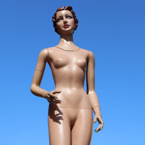 Mannequin de vitrine femme, au look des années 1930, 40, voir 50. Femme rousse avec des cheveux moulés. Tête amovible.