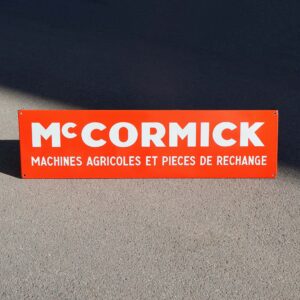 Plaque émaillée Mc Cormick tracteurs machines agricoles et pièces de rechange, vers 1960. Mc Cormick Traktoren Emailschild. Landmaschinen Ersatzteile.