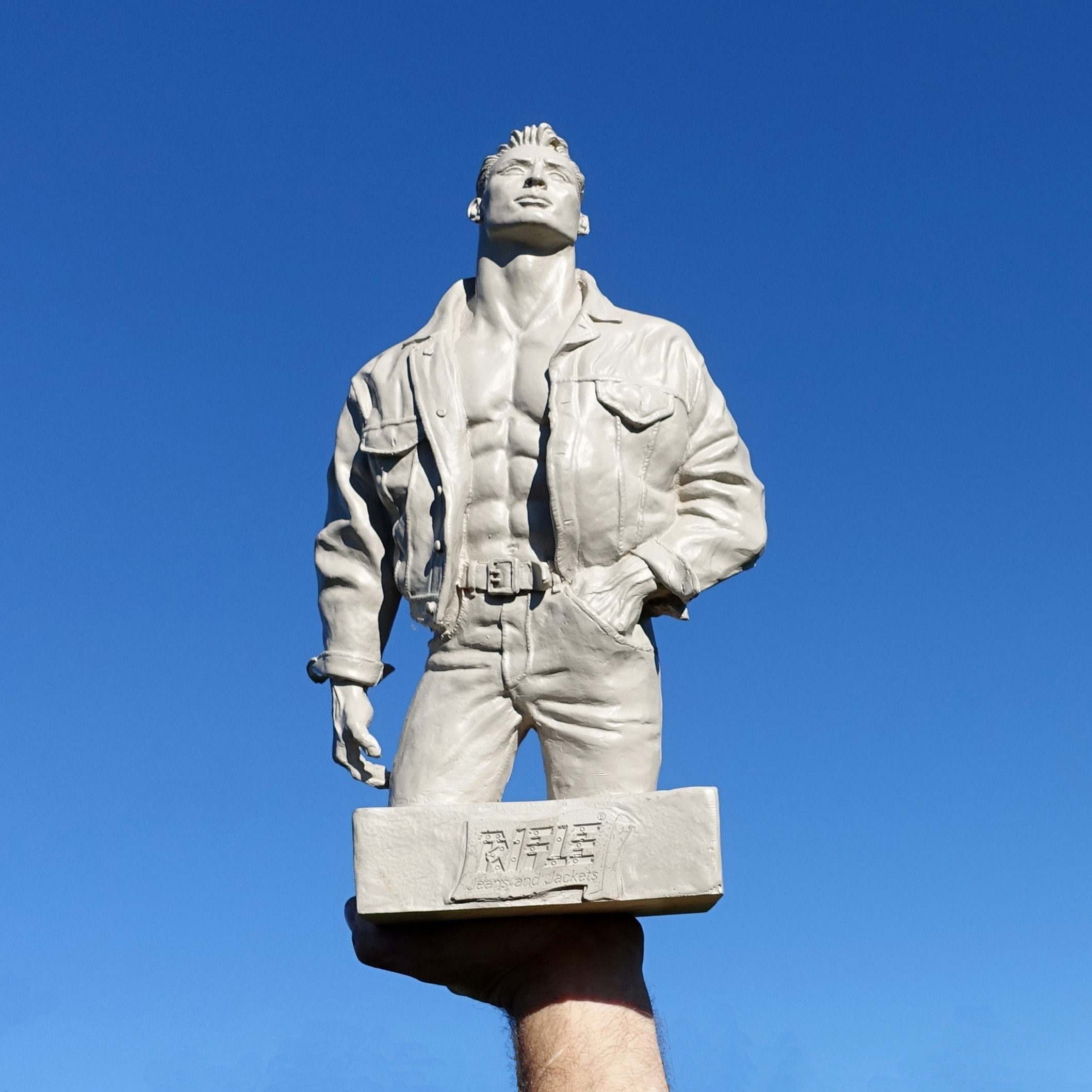 Statue objet publicitaire Rifle Jeans 1980's. Design de Fabrizio Cuppini, pour le label Art Force. Sculpture d'un homme sexy au torse nu. Avec veste en jeans.