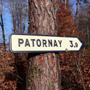 Patornay Jura 39. Panneau de signalisation vintage en tôle émaillée, daté de 1959. Écriteau sous la forme d'une flèche avec le lettrage en relief. Fabricant Vitracier Neuhaus.