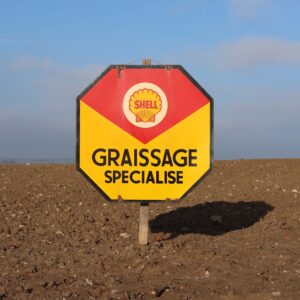 Ancienne plaque émaillée publicitaire Shell graissage spécialisé. Datée de 1954. De garage station service Française des années 1950. Petroliana.