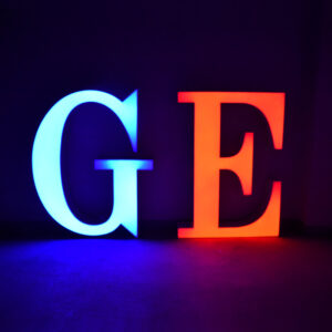 Lettres lumineuses GE d'enseignes