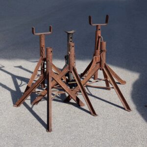 Anciennes chandelles en fer patine rouille